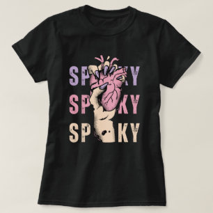 Camiseta Bruxa Pastel Goth Mão segurando Coração Anatômico