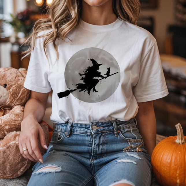 Camiseta Bruxa Spooky do Halloween voando através de uma lu (Criador carregado)
