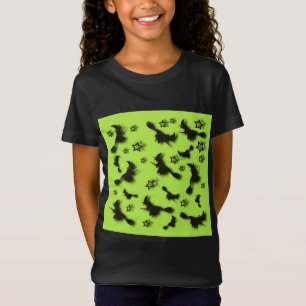 Camiseta bruxa voadora entre as estrelas na noite de Hallow