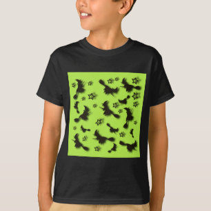 Camiseta bruxa voadora entre as estrelas na noite de Hallow