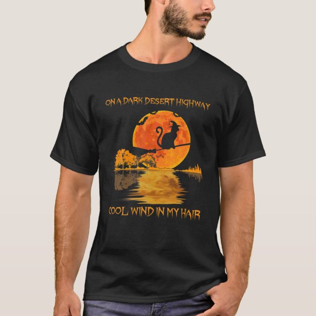 Camiseta Bruxas De Gato Andando Vassouras Em Uma Estrada Es (Frente)