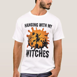Camiseta Bruxas Penduradas Halloween Vassoura de Bruxa Casa