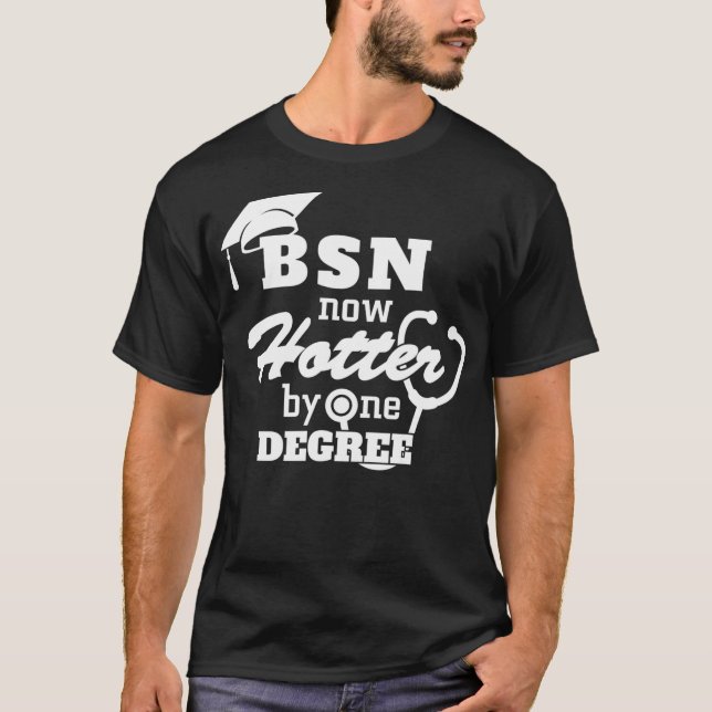 Camiseta BSN Now Hotter By One Degree Funny Nurse Graduatio (Frente)