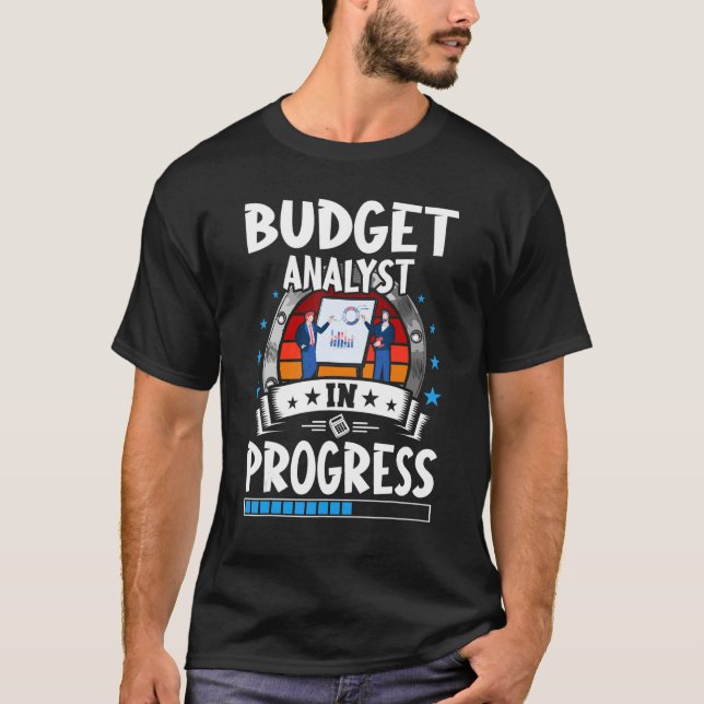 Camiseta Budget Analyst In Progress Trainee Student (Frente)