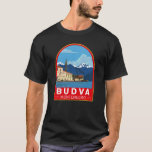 Camiseta Budva Montenegro Retro Viagem Art Vintage<br><div class="desc">Design de arte vetorial Budva. Budva é uma cidade no Montenegro no Mar Adriático. Parte da Riviera Budva,  é conhecida por praias arenosas e vida noturna.</div>