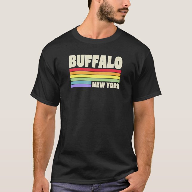 Camiseta Buffalo New York Pride Rainbow Flag Orgulho gay Me (Frente)