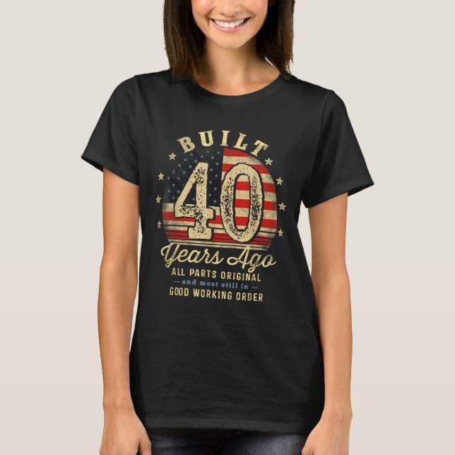 Camiseta Built 40 Years Ago Funny 40th Birthday Usa Flag  (Frente)