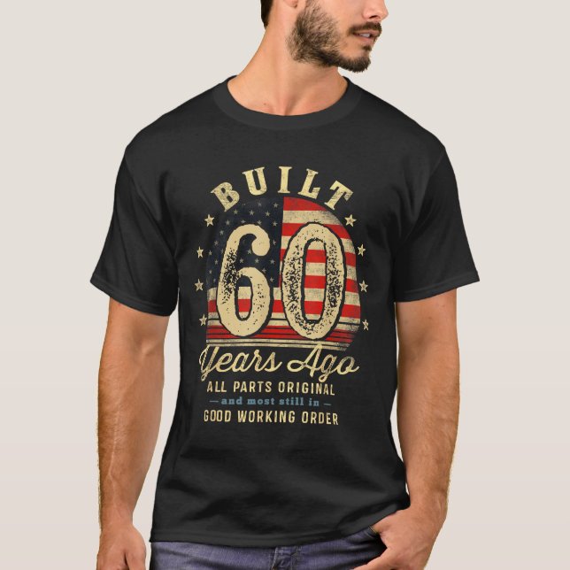 Camiseta Built 60 Years Ago Funny 60th Birthday Usa Flag  (Frente)