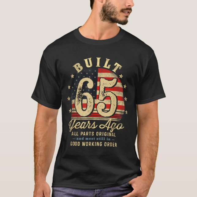 Camiseta Built 65 Years Ago Funny 65th Birthday Usa Flag  (Frente)
