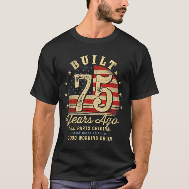 Camiseta Built 75 Years Ago Funny 75th Birthday Usa Flag  (Frente)