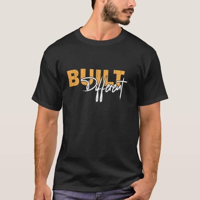 Camiseta Built Different Bold Motivational Typography Des (Frente)