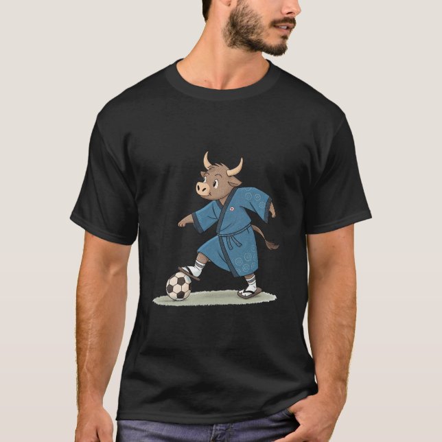 Camiseta Bull playing soccer in karate kimono (Frente)