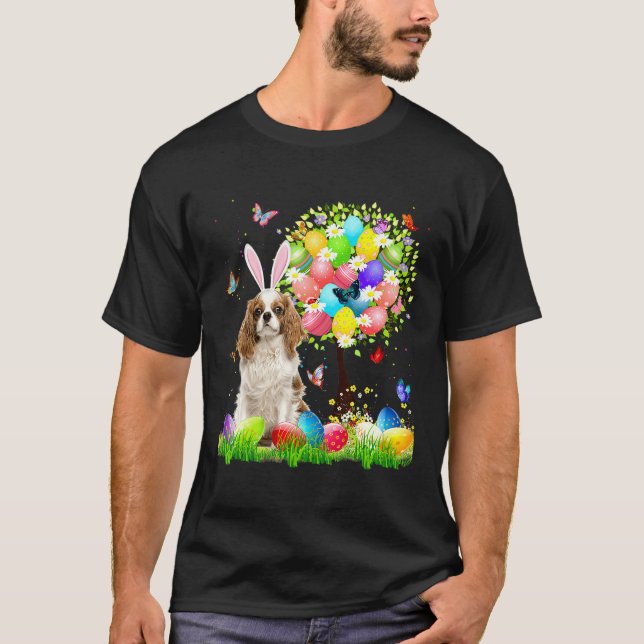 Camiseta Bunny Cavalier King Charles Spaniel Easter Eggs Tr (Frente)