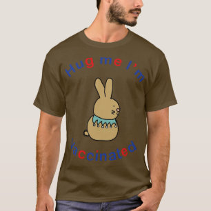 Camiseta Bunny Rabbit diz "Hug Me Im Vacinado"