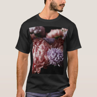 Camiseta Buquê de Aster Rosa: Iluminação Barroca.