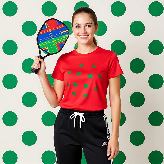 Camiseta Buracos verdes em T-Shirt (Green pickleball holes on red T-Shirt)