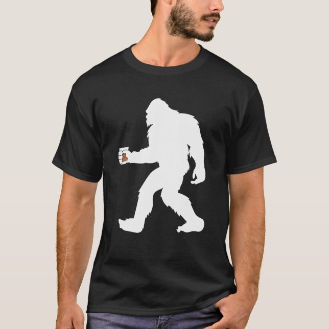 Camiseta Burbon Whiskey Bebendo Sasquatch T Shirt (Frente)