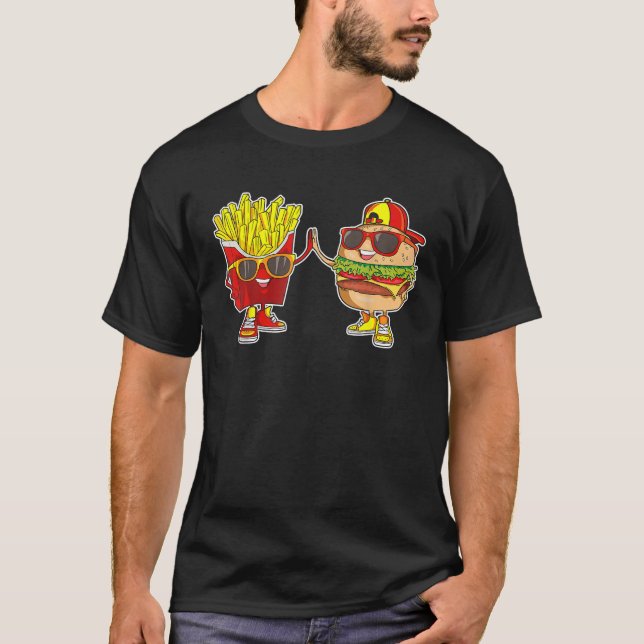 Camiseta Burger e Fries Trendy Weiry BFF Fast Comida que (Frente)