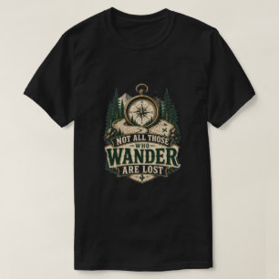 Camiseta Bússola Gráfica Nem Todos Que Vagueiam Estão Perdi