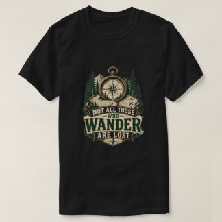 Camiseta Bússola Gráfica Nem Todos Que Vagueiam Estão Perdi