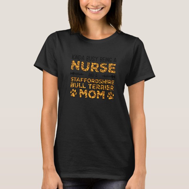 Camiseta Busy Being Nurse Dog Mãe - Staffordshire Terrie (Frente)