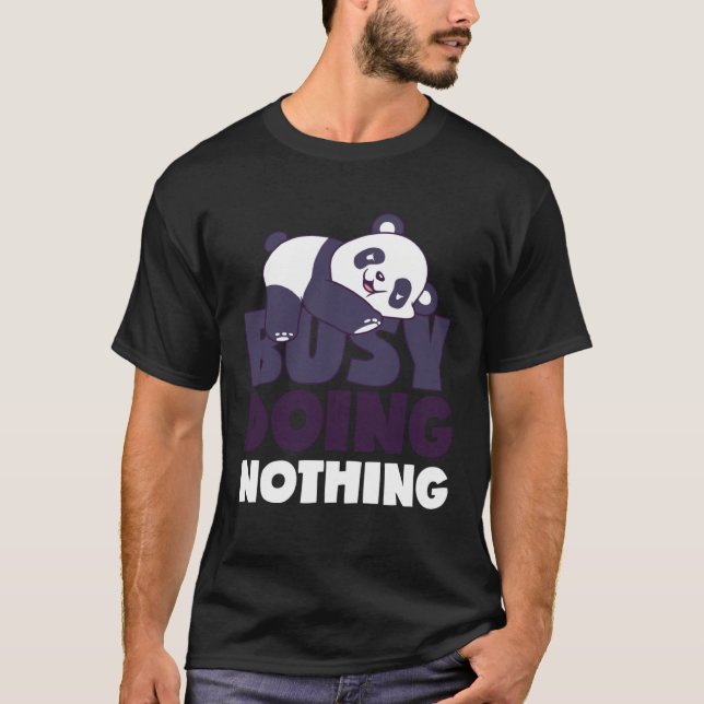Camiseta Busy Doing Nothing Lazy Panda Bear Sarcastic Lazin (Frente)