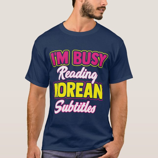 Camiseta Busy Reading Korean Subtitles Kdrama Kpop Band gir (Frente)