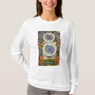 Camiseta Butão. Bolos cerimoniais feitos por monges adornam