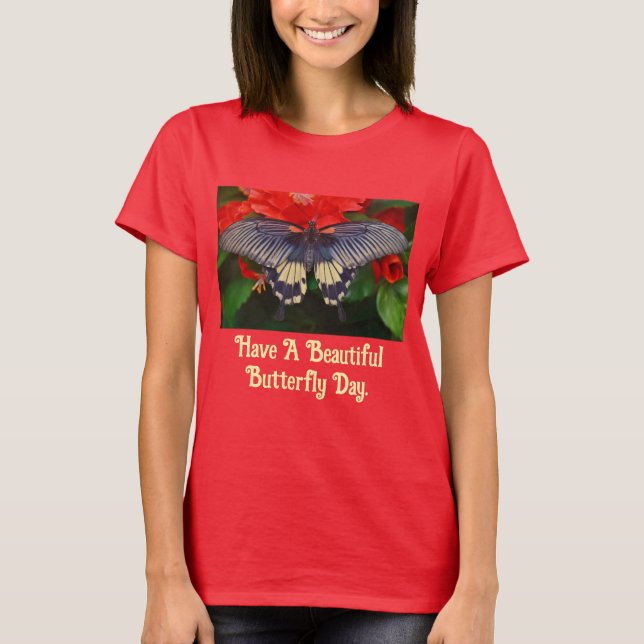 Camiseta Butterfly On Red Flowers T-Shirt (Frente)