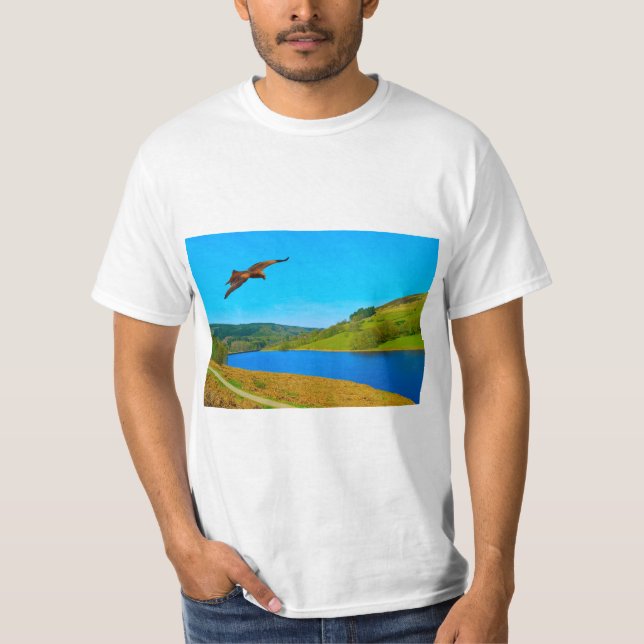 Camiseta Buzzard comum em voo sobre o reservatório de Ladyb (Frente)