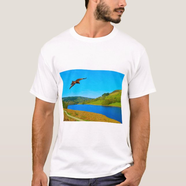 Camiseta Buzzard comum em voo sobre o reservatório de Ladyb (Frente)