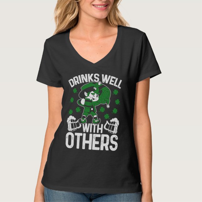 Camiseta C St Patrick's Day  Drinks Well With Others Irish (Frente)