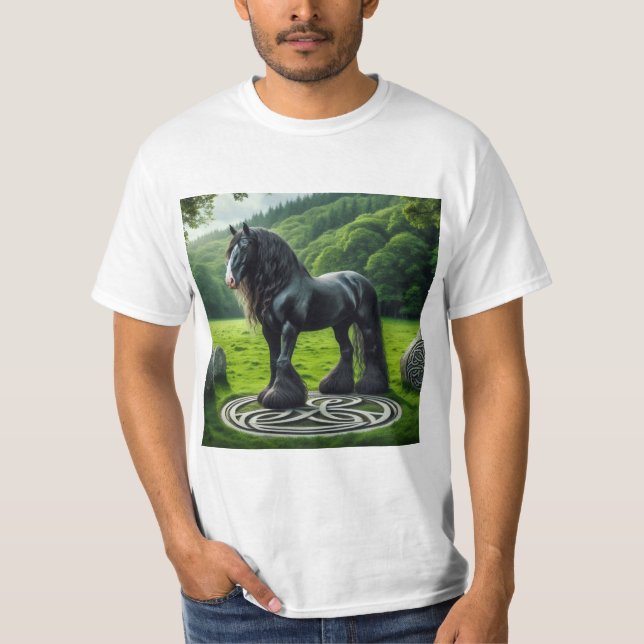 Camiseta Caballo Negro sobre Trisquel Celta: Fuerza y Miste (Frente)