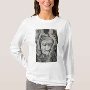 Camiseta Cabeça de Buda em arenito cercada por árvore