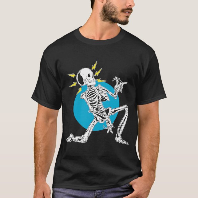 Camiseta Cabeça de Esqueleto Tocando Rock Acústico em Sua G (Frente)