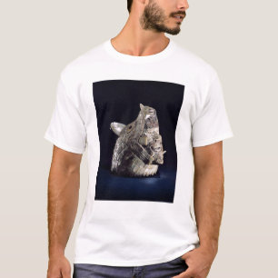 Camiseta Cabeça de um animal com cabeça humana nas maxila