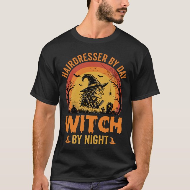 Camiseta Cabeleireiro De Dia Bruxa À Noite Design De Hallow (Frente)