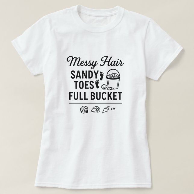 Camiseta Cabelo Desgrenhado, Dedos dos Pés com Areia, Balde (Frente do Design)