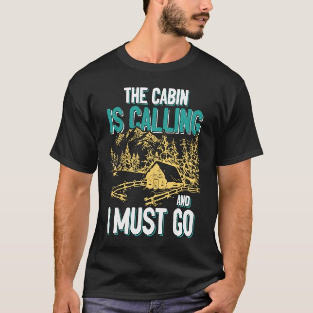 Camiseta Cabin Is Calling And I Must Go Outdoors Mountain (Frente)
