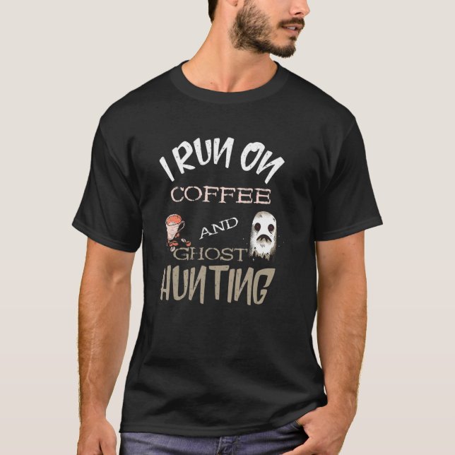 Camiseta Caça a Fantasmas Eu Funciono Com Feijão de Café Pa (Frente)
