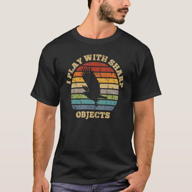 Camiseta Caça com Falcão Eu Brinco Com Objetos Cortantes Pa (Frente)