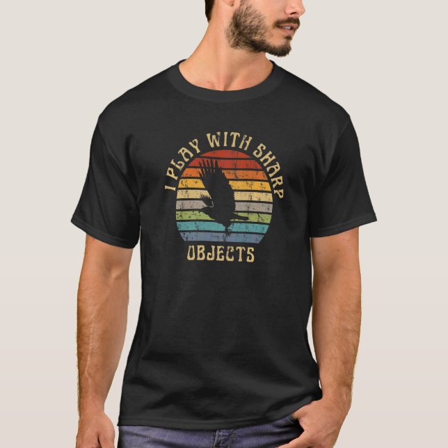 Camiseta Caça com Falcão Eu Brinco Com Objetos Cortantes Pa (Frente)