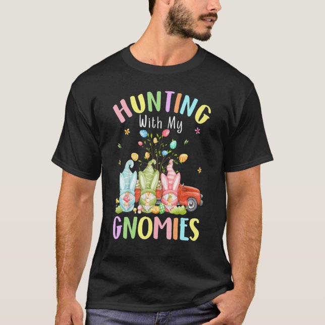 Camiseta Caça Com Meus Gnomos Páscoa Três Gnomos Ovos B (Frente)