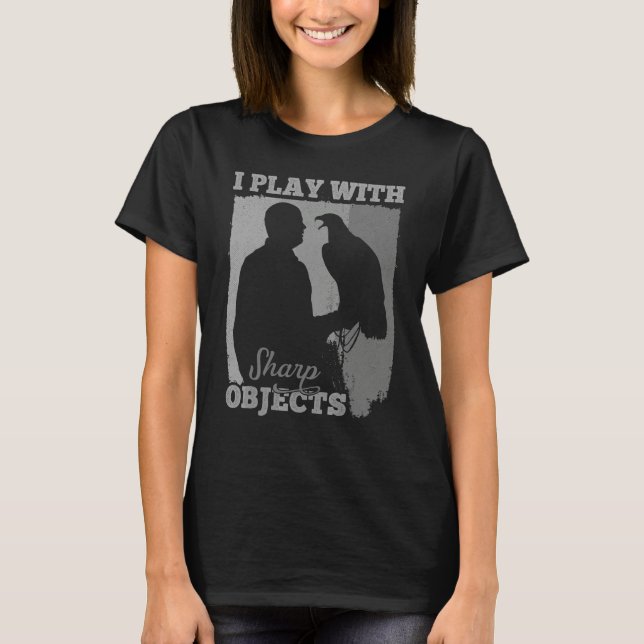 Camiseta Caça de Falcoaria Eu Brinco Com Objetos Cortantes  (Frente)