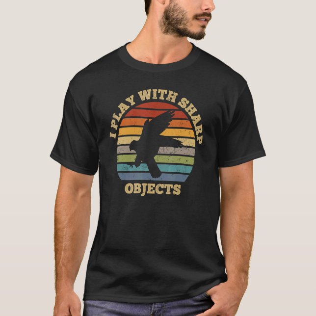 Camiseta Caça Falconry Eu Brinco Com Objetos Sharp Para Fal (Frente)