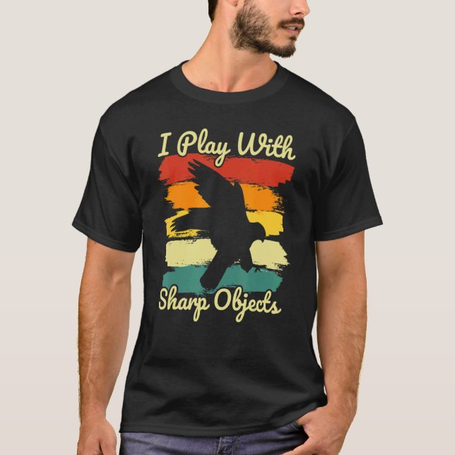 Camiseta Caça Falconry Eu Brinco Com Objetos Sharp Para Fal (Frente)