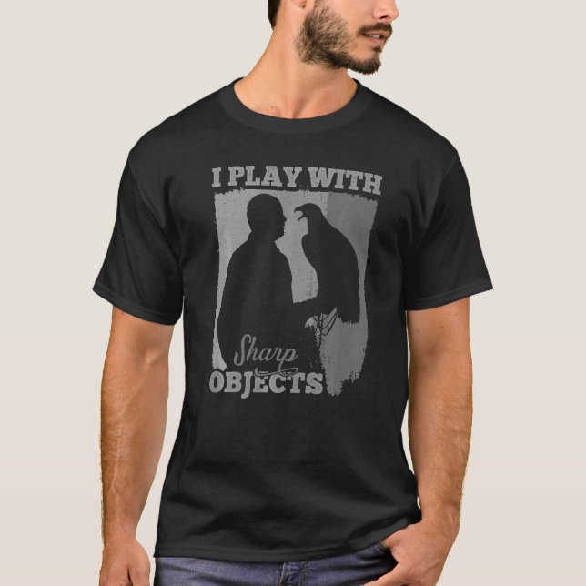 Camiseta Caça Falconry Eu Brinco Com Objetos Sharp Para Fal (Frente)