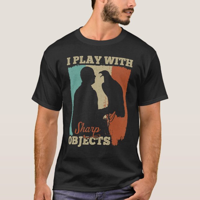 Camiseta Caça Falconry Eu Brinco Com Objetos Sharp Para Fal (Frente)