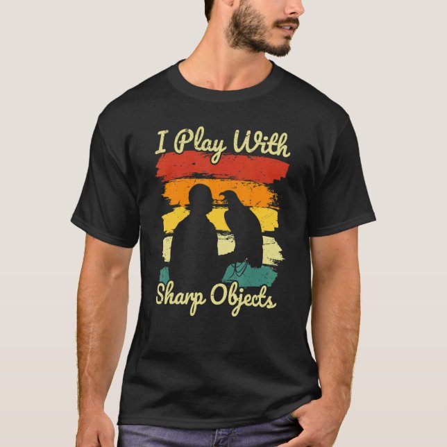 Camiseta Caça Falconry Eu Brinco Com Objetos Sharp Para Fal (Frente)