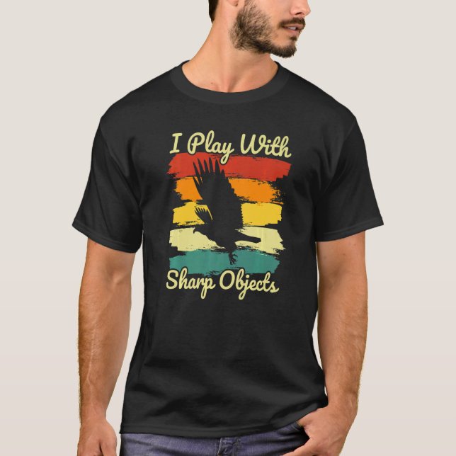 Camiseta Caça Falconry Eu Brinco Com Objetos Sharp Para Fal (Frente)